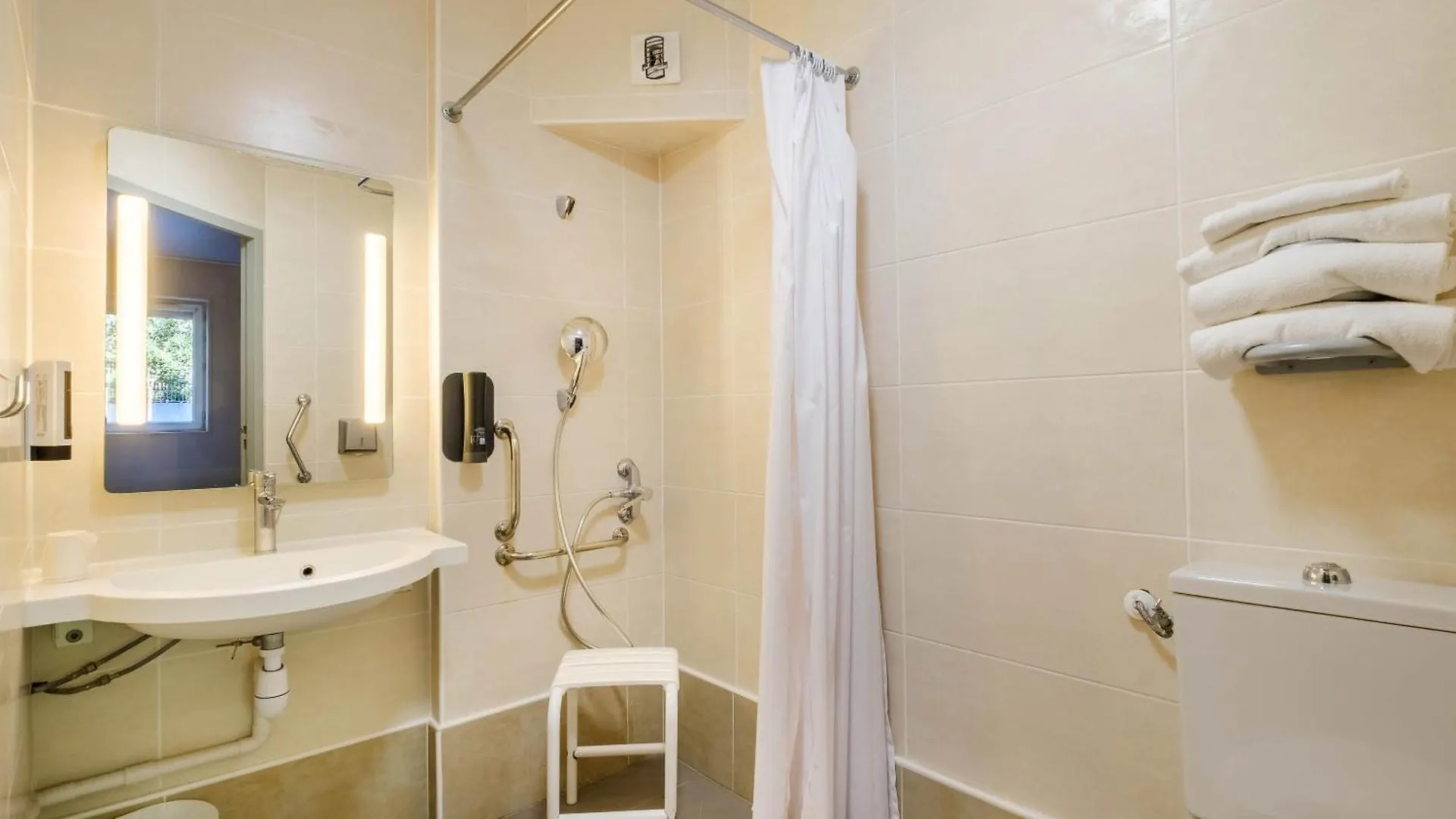 **  B&B Hotel Villeneuve Loubet Plage France