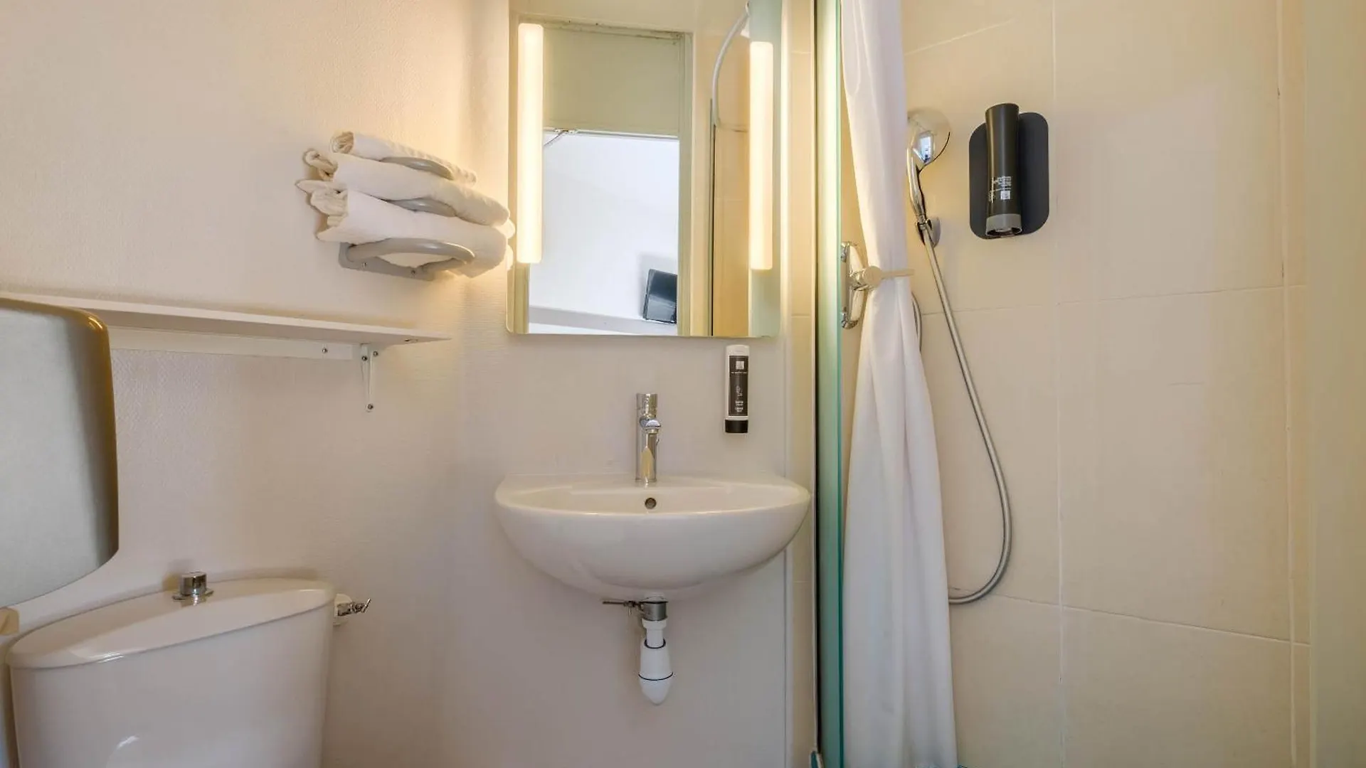 B&B Hotel Villeneuve Loubet Plage  Villeneuve-Loubet