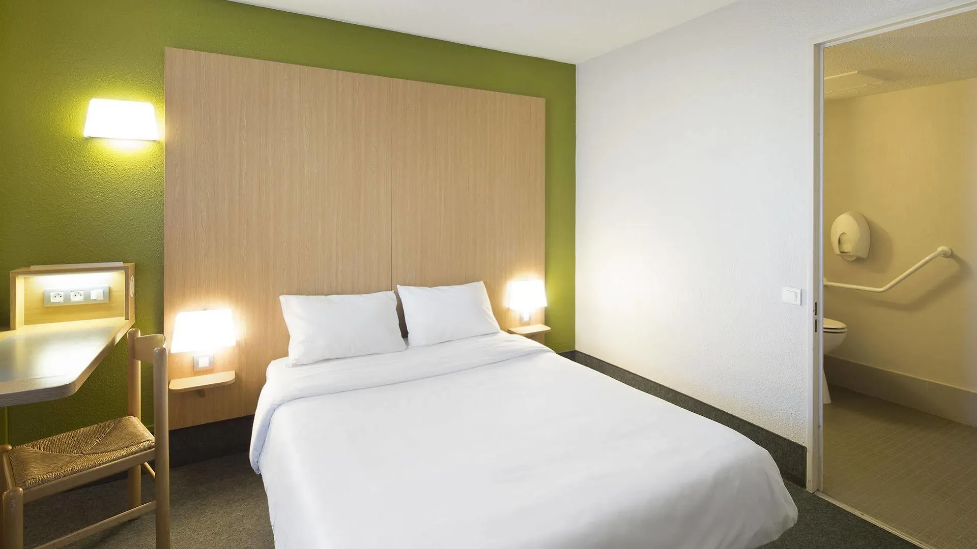 B&B Hotel Villeneuve Loubet Plage  Villeneuve-Loubet