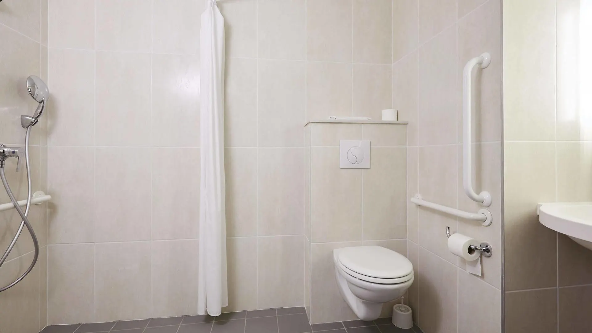 B&B Hotel Villeneuve Loubet Plage 2*, Villeneuve-Loubet France
